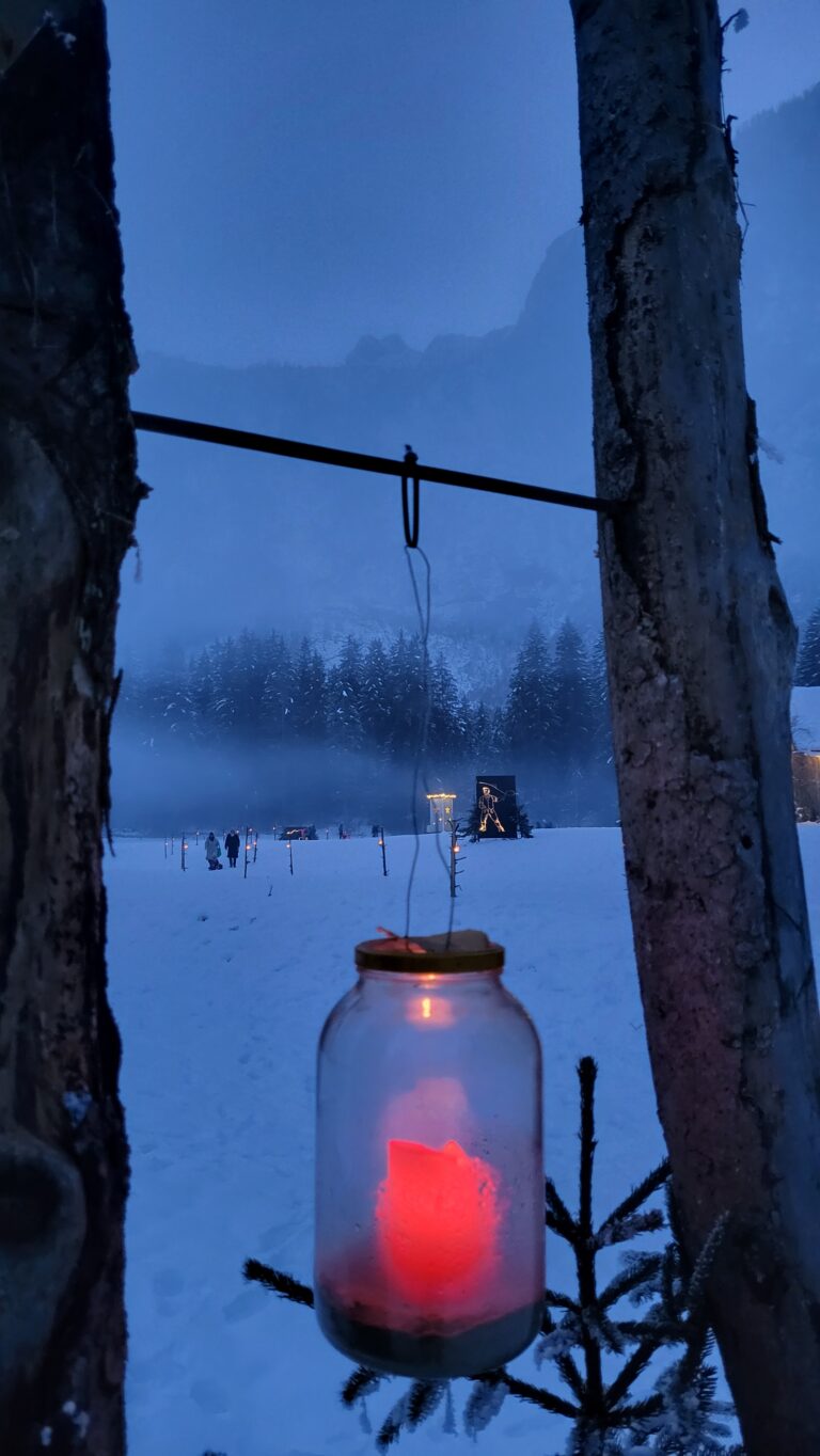 Rote Laterne mit Lichtinstallationen im Hintergrund