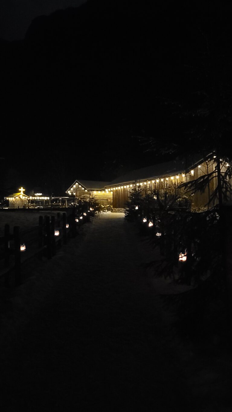 Beleuchteter Weg zur Säge und Mühle des Heimatmuseums.